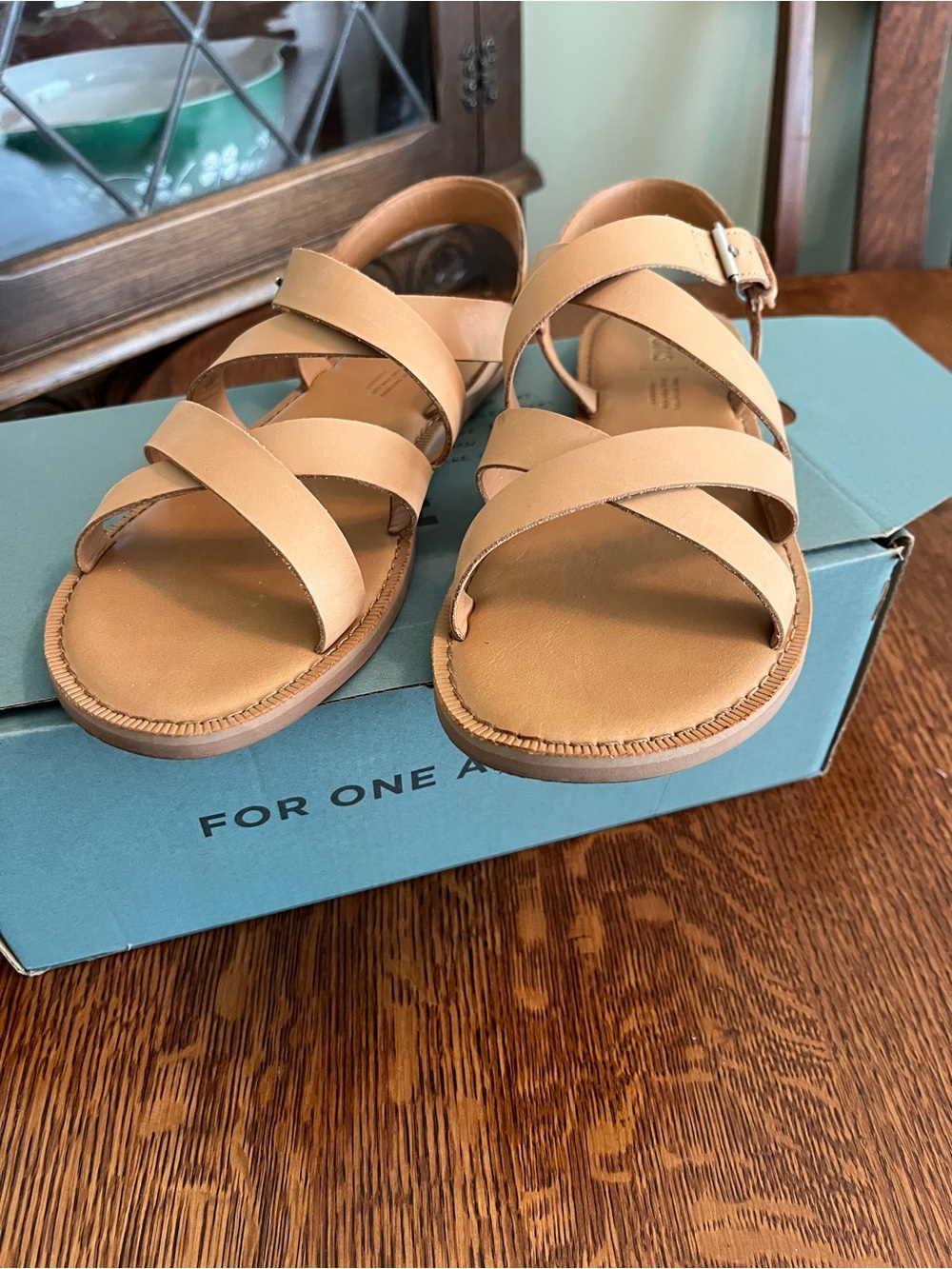 Tom’s Beige Strappy Leather Sandals Size 9